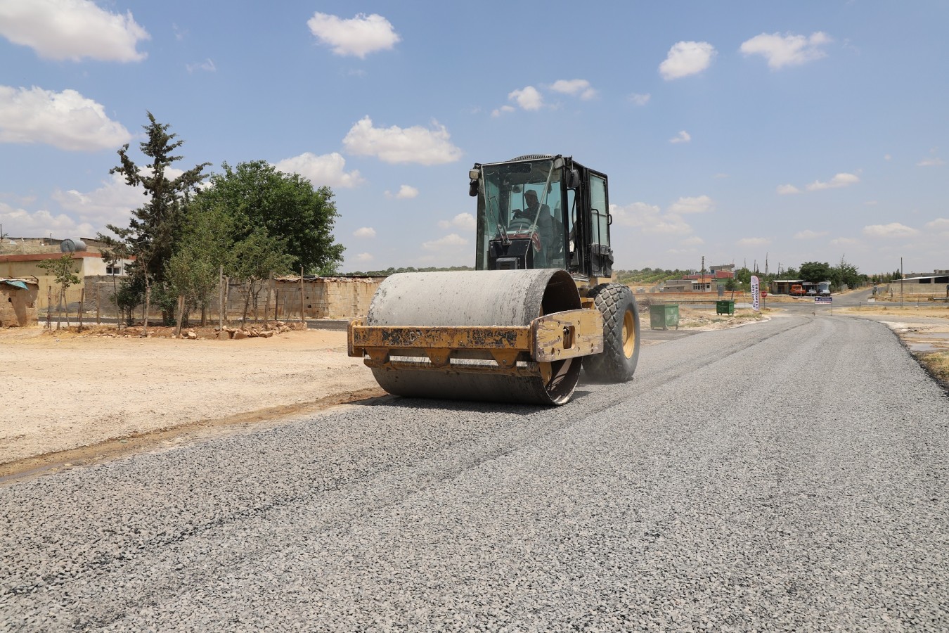 Karaköprü kırsalında yollar asfaltla yenileniyor;