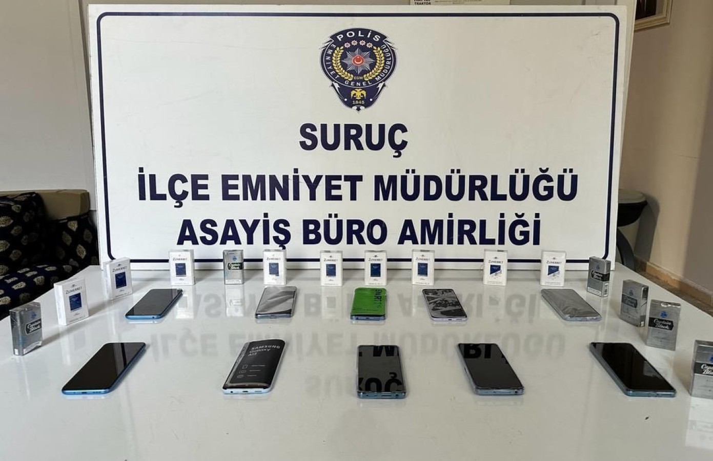 Suruç’ta bazı iş yerlerinde kaçak telefon ve sigara ele geçirildi;