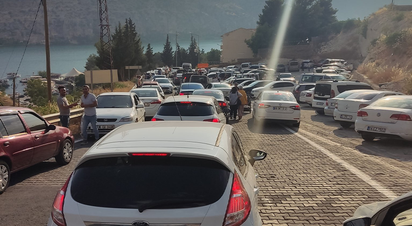 Halfeti'ye akın eden turistler büyük bir trafik sorunu yaşadı;