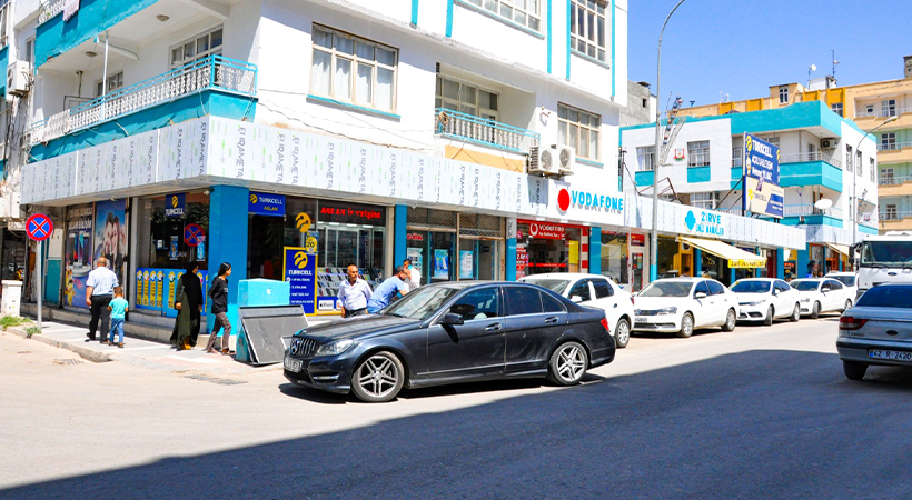 Akçakale’de cadde ve sokaklarda tek tip tabela uygulaması devam ediyor;