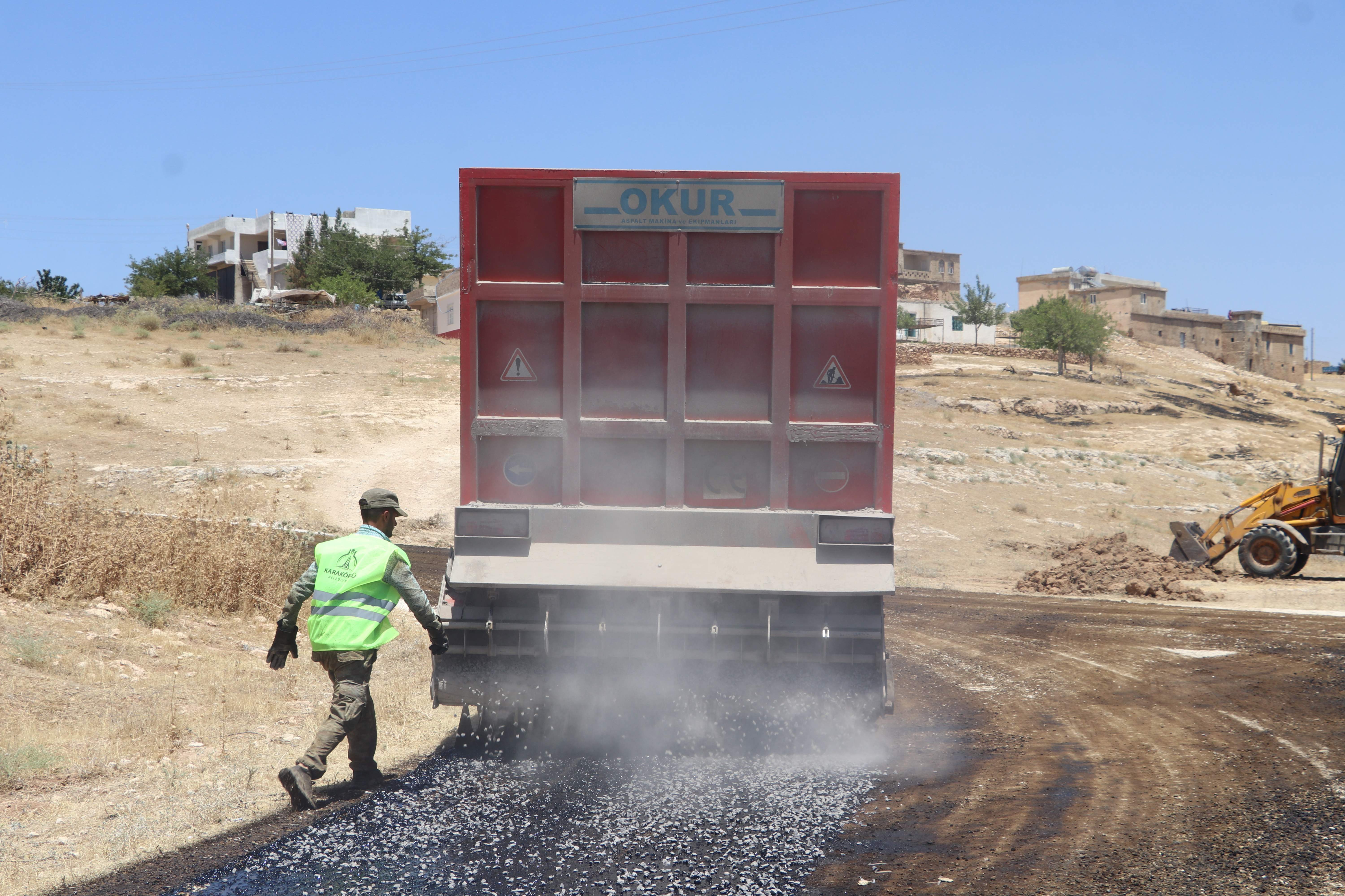 Karaköprü kırsalında yollar sathi kaplamayla yenileniyor;