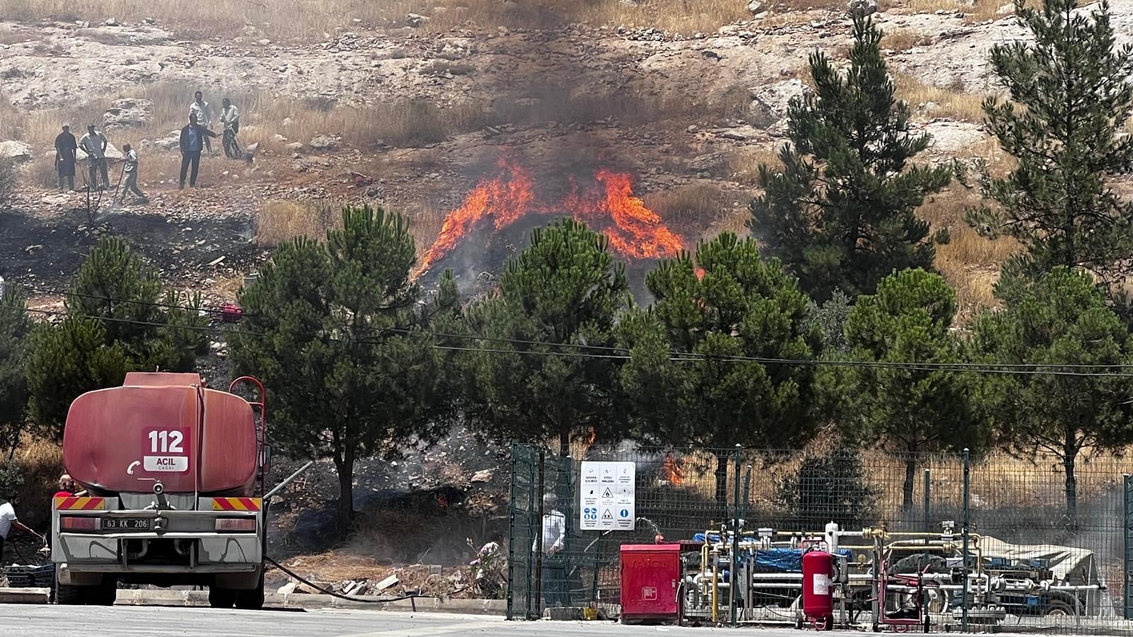 Urfa'da petrol ofisi yakınında yangın çıktı;