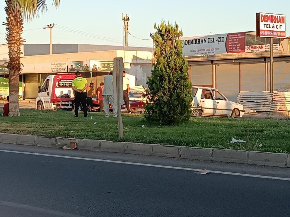 Haliliye’de otomobil refüjü aşıp karşı yola geçti: 2 yaralı;