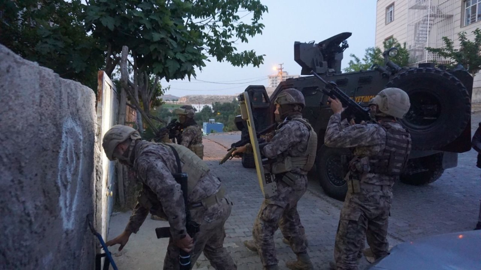 Urfa'da terör örgütlerine yönelik operasyon: 3 gözaltı;