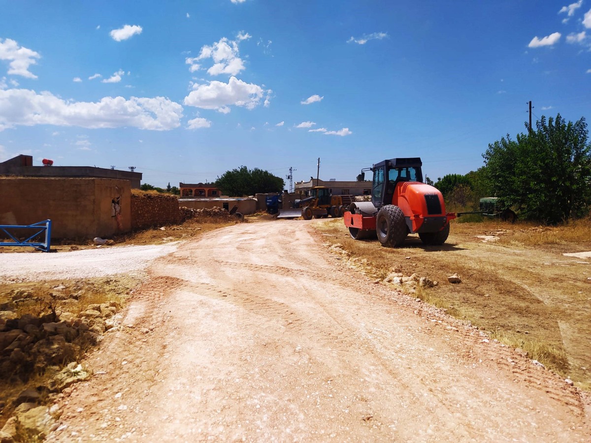 Siverek'te kırsal mahallelerdeki ulaşım ağı gün geçtikçe artıyor;