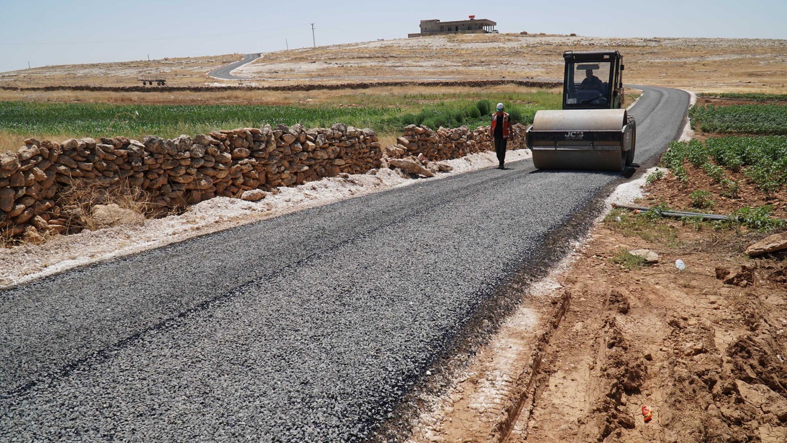 Haliliye’de kırsal mahallede yol çalışması bitme aşamasında;