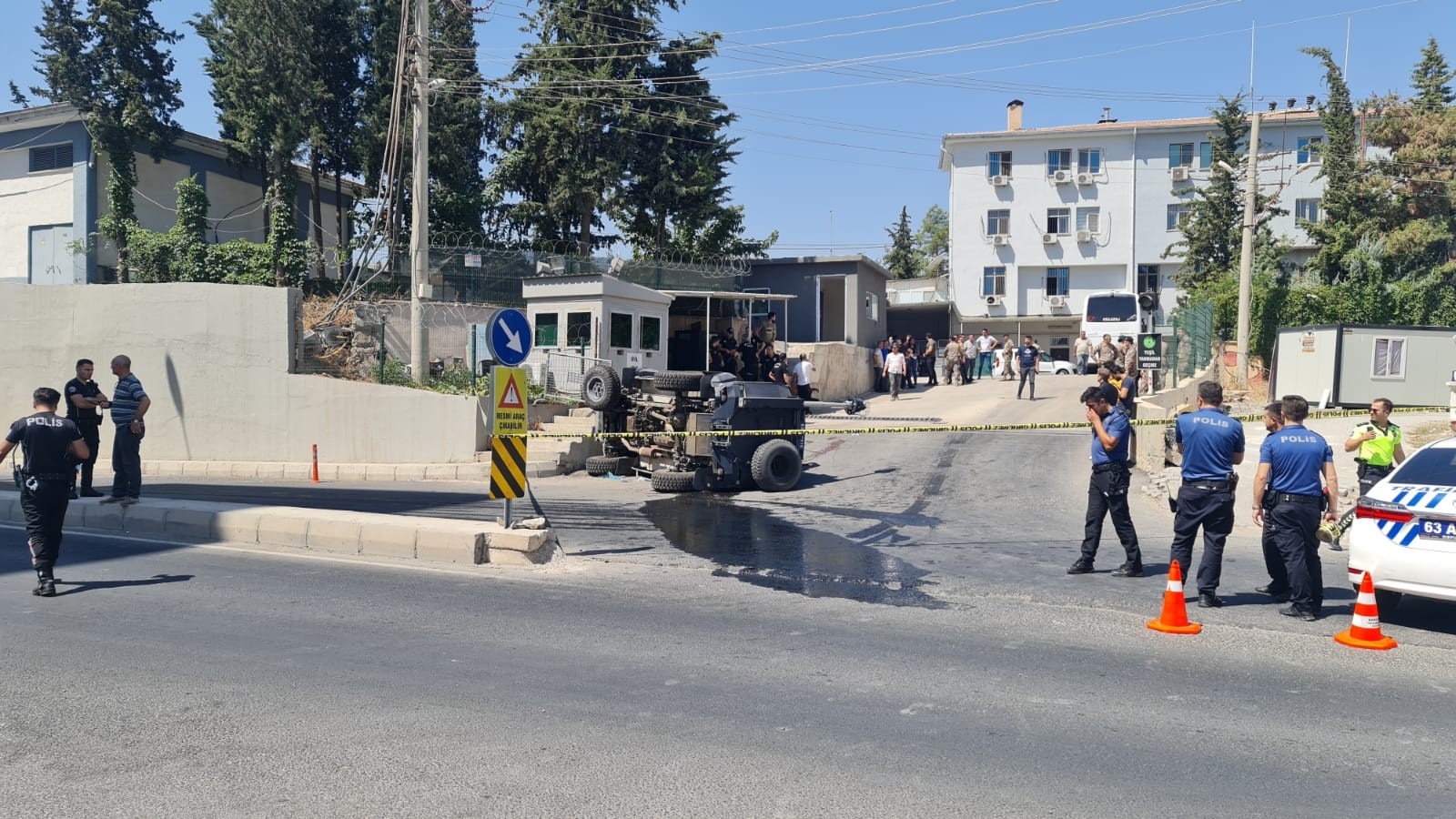 Urfa'da zırhlı polis aracı devrildi! 1 polis yaralı;