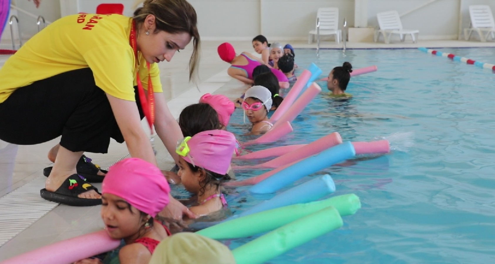 Viranşehir’de çocuklar yüzme öğreniyor;