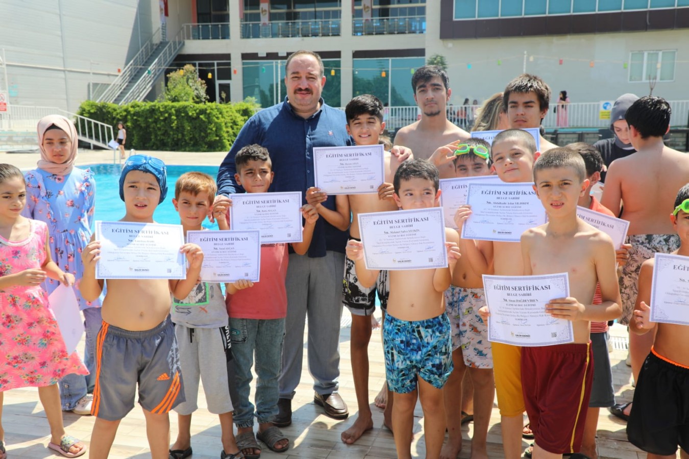 Viranşehir’de yüzme kursu öğrencilerine eğitim sertifikası verildi;