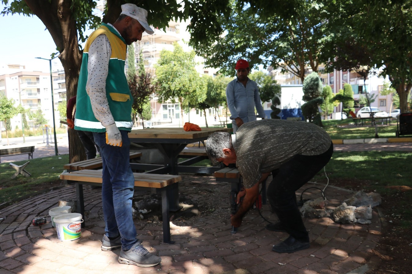 Karaköprü’de parklar bakımla güzelleşiyor;