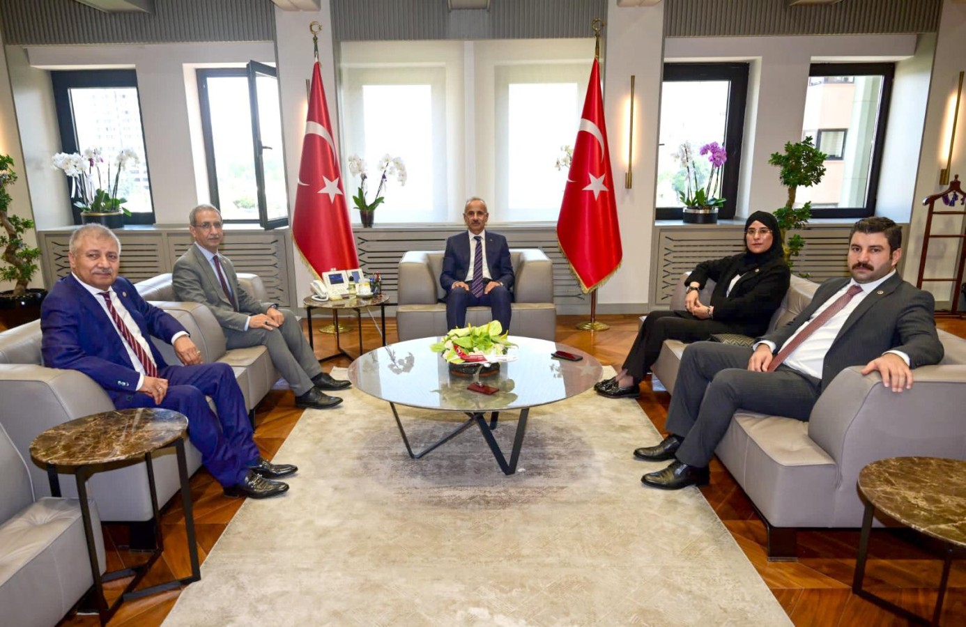 Urfa milletvekilleri Bakan Uraloğlu’nu ziyaret etti;