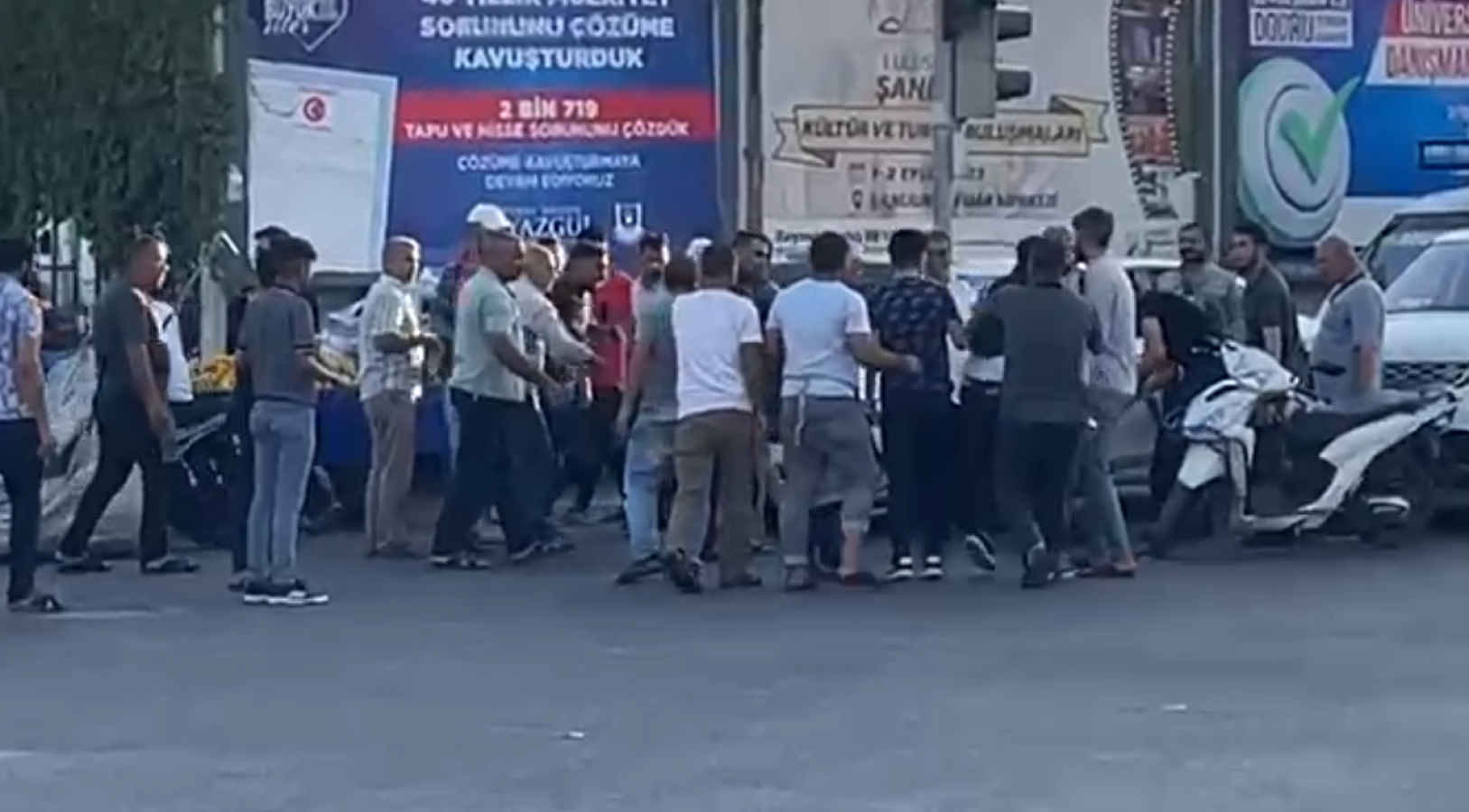 Urfa’da yaya ile sürücü arasında yol kavgası kamerada;