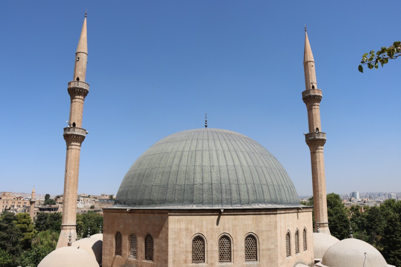 Dergah Cami minaresinde onarım çalışması tamamlandı;