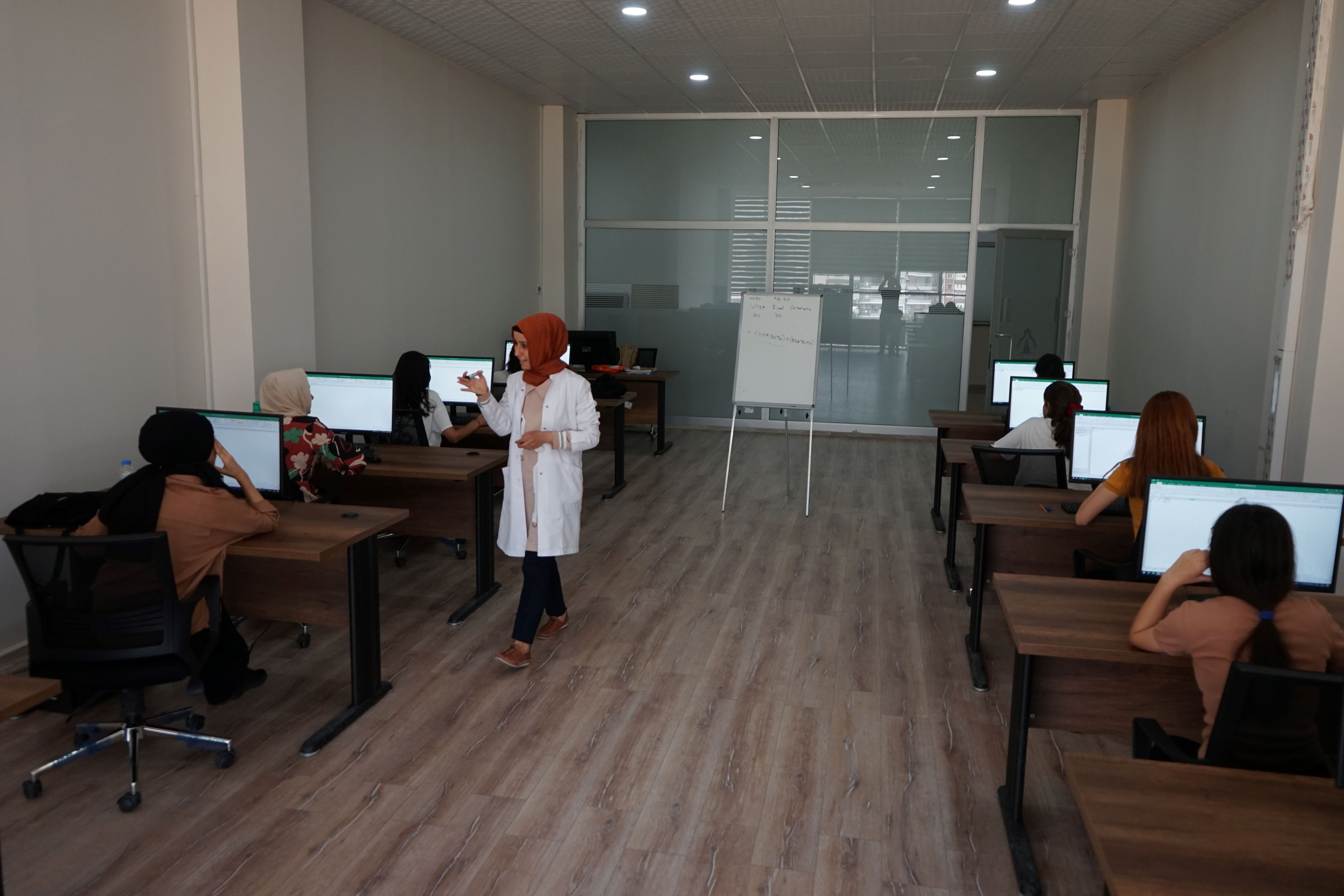 Karaköprü'de kadınlara bilgisayar eğitimi;