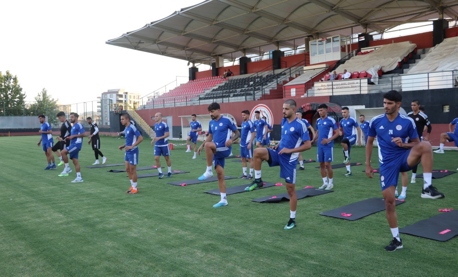 Karaköprü Belediyespor tesislerinde ilk antrenmana çıktı;