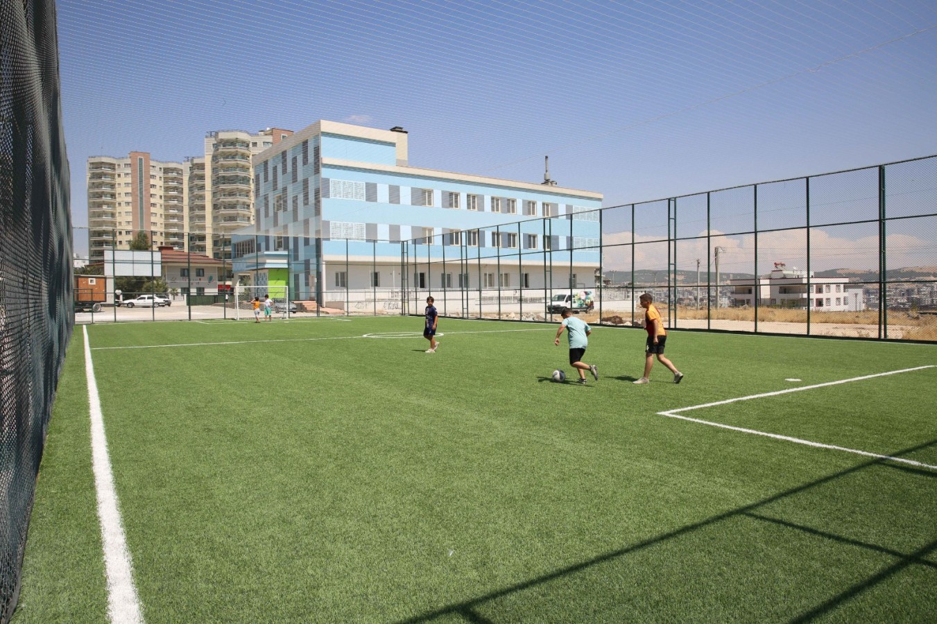 Karaköprü’ye bir çim saha daha kazandırıldı;