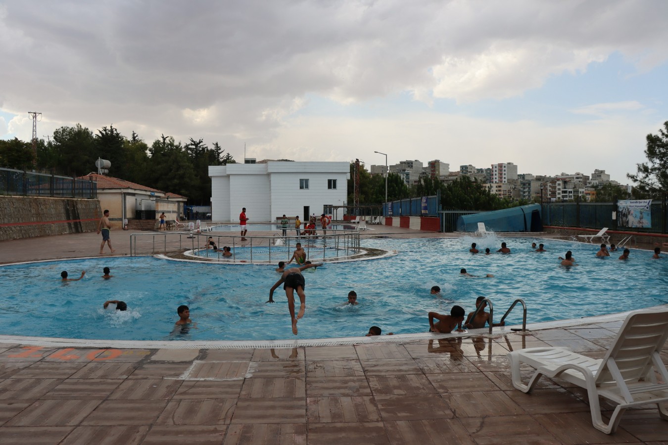 Eyyübiyeli gençler Büyükşehir’in havuzlarında serinliyor;