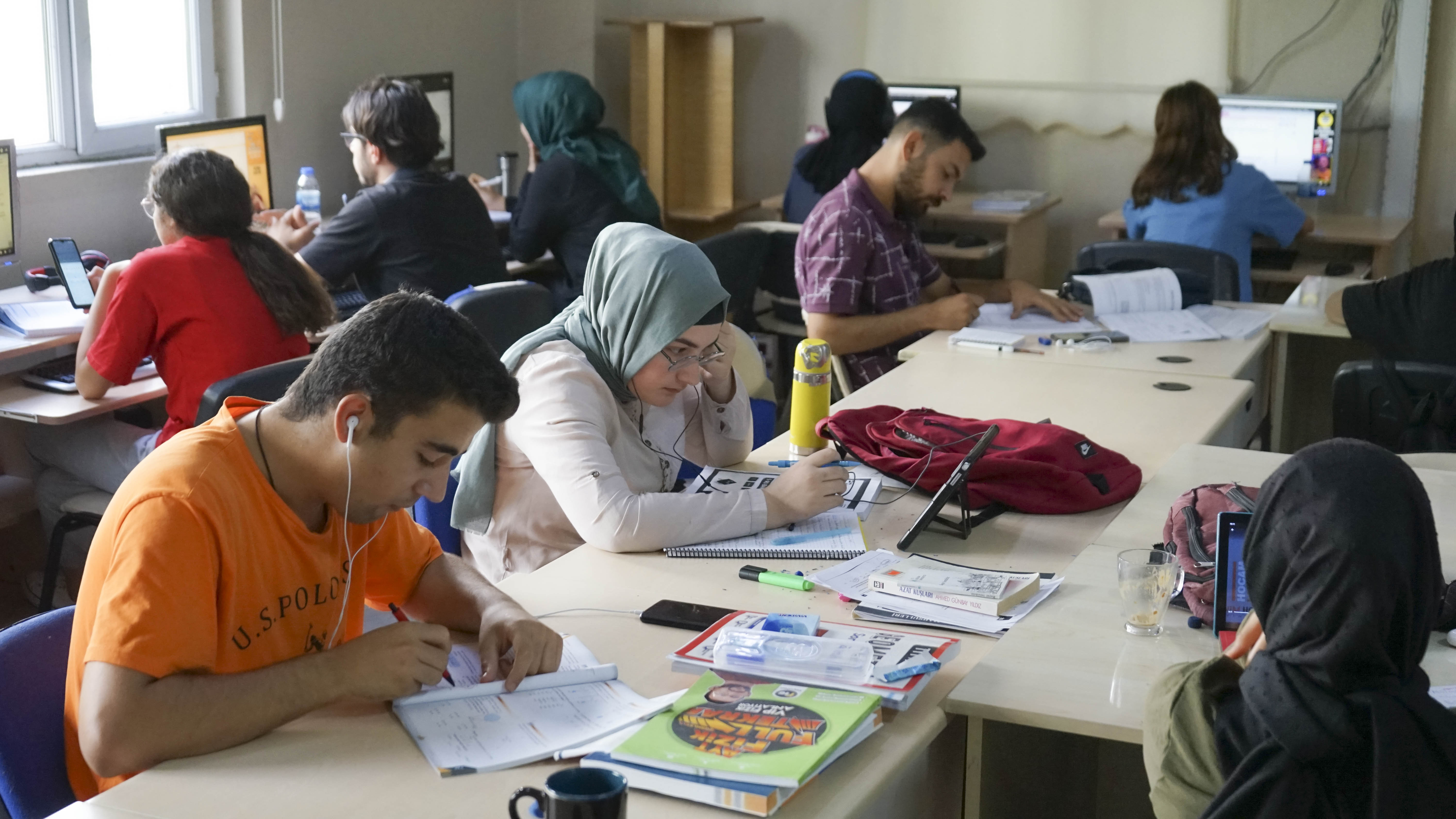 Karaköprü’de belediyeden sınavlara hazırlanan gençlere konforlu ders çalışma ortamı;