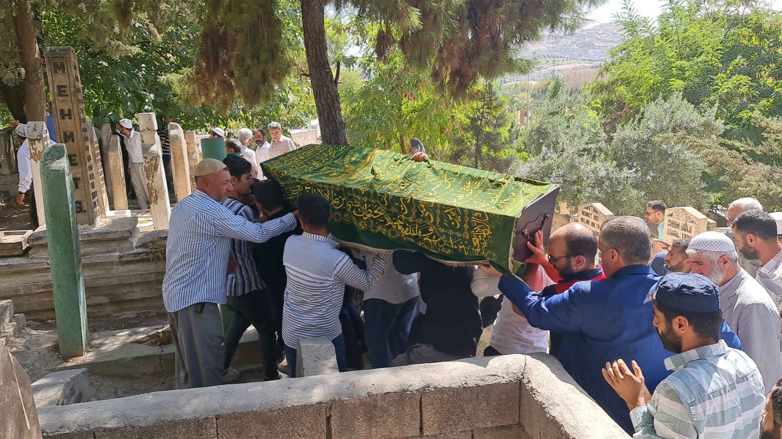 Şeyh İzzeddin Aksan'ın torunu Urfa’da son yolculuğuna uğurlandı;