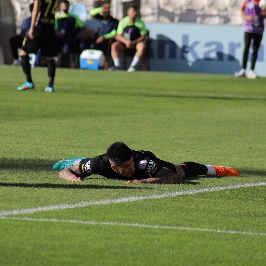 Şanlıurfaspor’un golcüsü Joaquin Ardaiz tedavisi için Uruguay’a gitti;