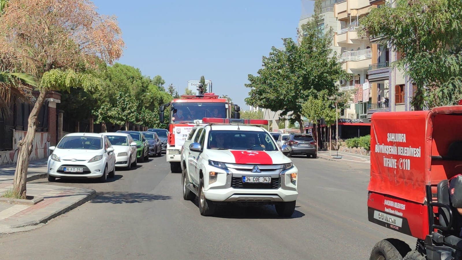 Urfa sokaklarında itfaiyeden kortejli kutlama;