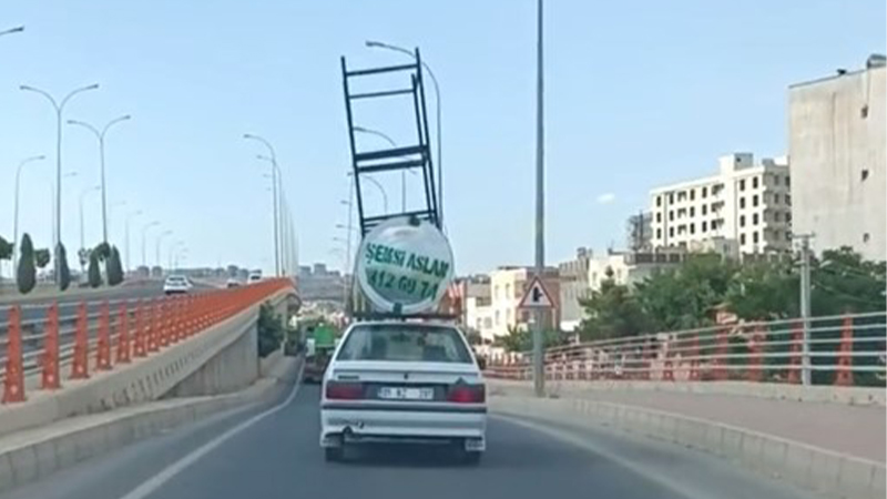 Güneş enerjisi taşıyan otomobil trafikte tehlike saçtı;