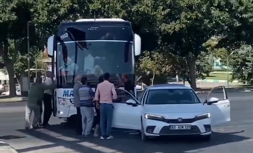 Urfa’da otobüs şoförü ile sürücü arasında yol verme kavgası;