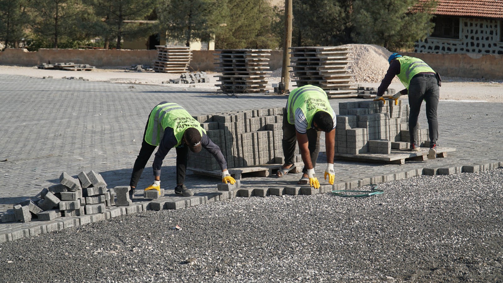 Haliliye’de kilitli beton parke çalışmaları sürüyor;