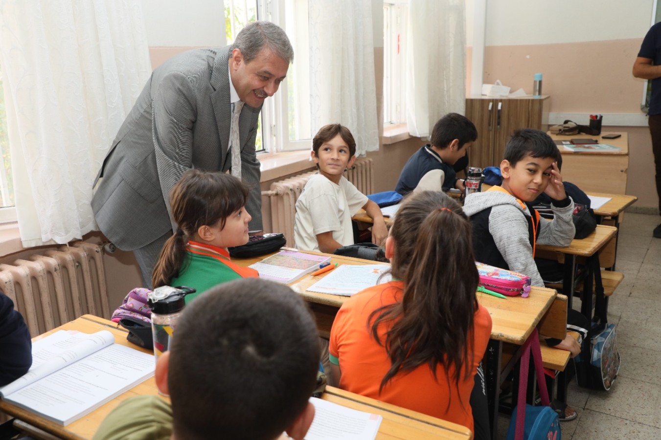 Vali Şıldak okul ziyaretlerine devam ediyor;