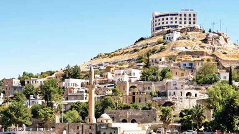 Halfeti’de otel yıkımında gerginlik;