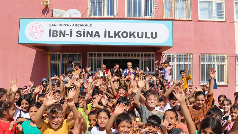 Akçakale Belediye Başkanı Yalçınkaya'dan öğretmenlere sürpriz ziyaret;