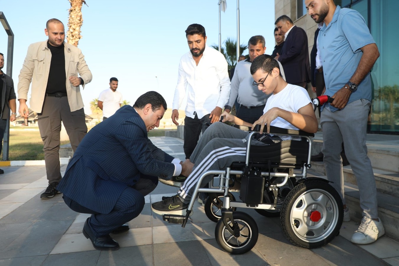 Harran Belediyesi engelli gence akülü tekerlekli sandalye hediye etti;
