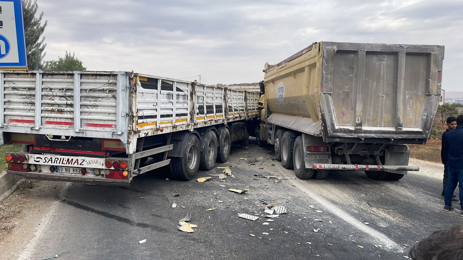 Urfa’da kamyon ile tır çarpıştı;