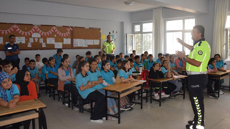 Ceylanpınar'da öğrenciler trafik konusunda bilgilendirildi!;