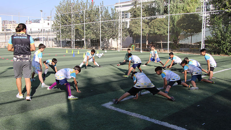 Haliliye Belediyesi'nin futbol okulunda geleceğin yıldızları yetişiyor;