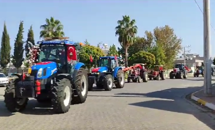 Urfa’da çiftçiler konvoyla Cumhuriyet kutlamasına katıldı;
