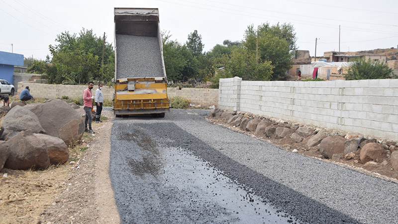 Viranşehir Belediyesi kırsalda sathi kaplama asfalt çalışmalarına devam ediyor;