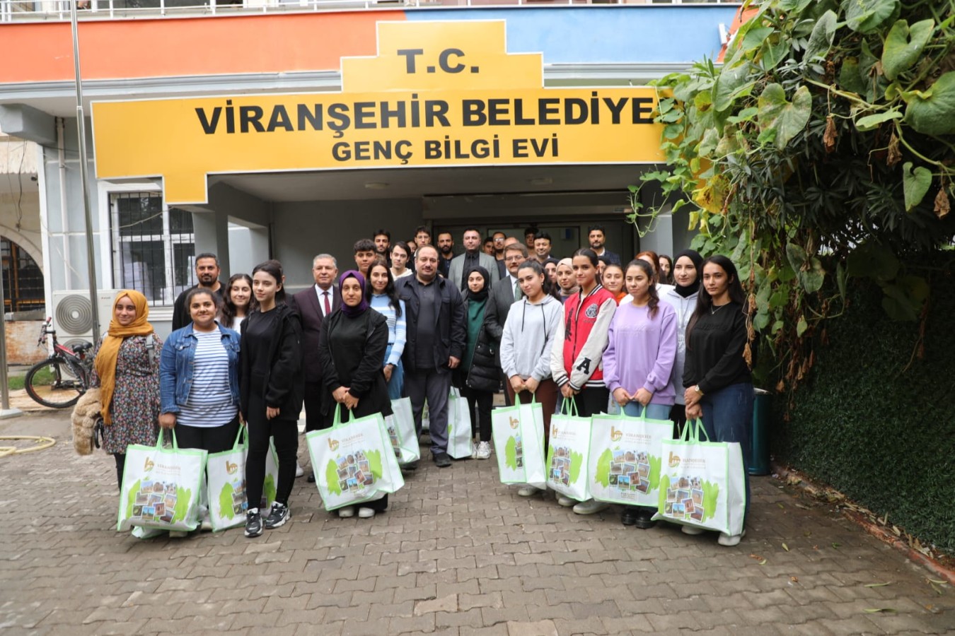 Viranşehir Belediyesinden gençlere kitap seti desteği;