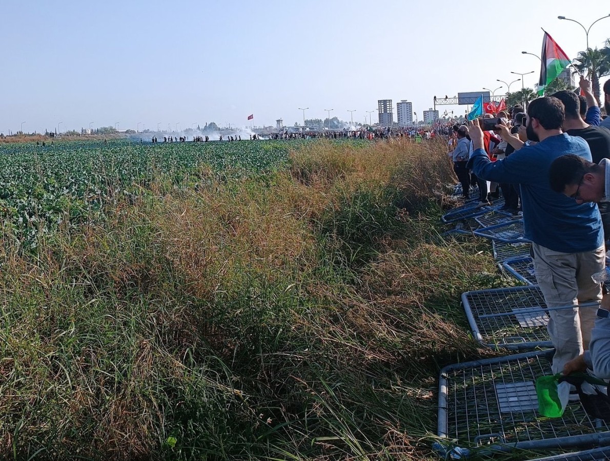 Bazı protestocular İncirlik Hava Üssü'ne girmeye çalıştı;