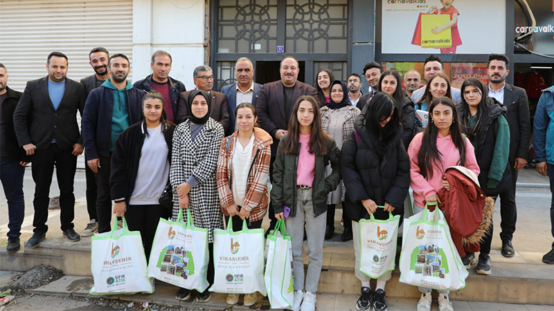 Viranşehir Belediyesinden Aile Destek Merkezinde YKS’ye hazırlanan öğrencilere kaynak kitap seti desteği;