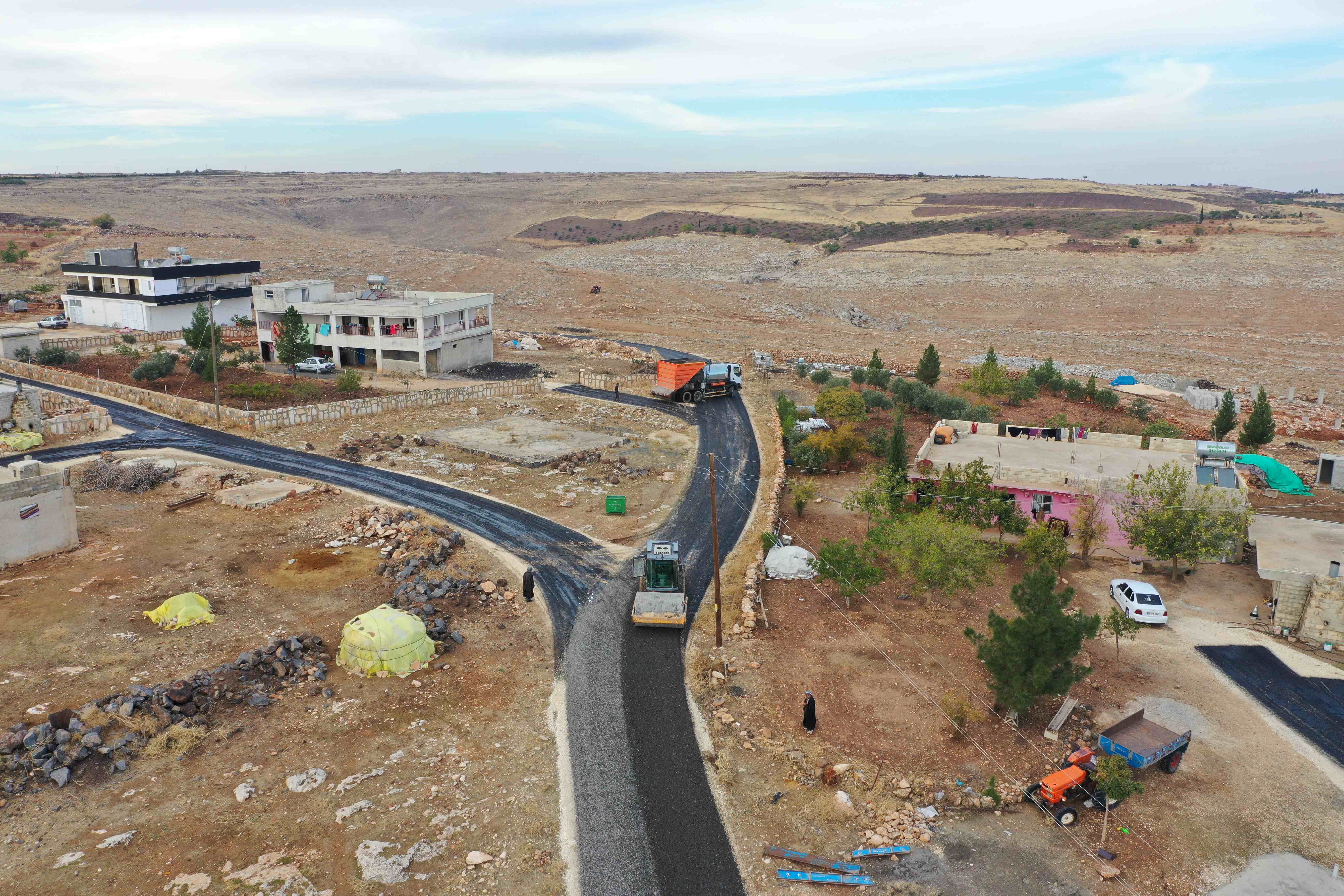 Karaköprü kırsalında yollar sathi asfaltla yenileniyor;
