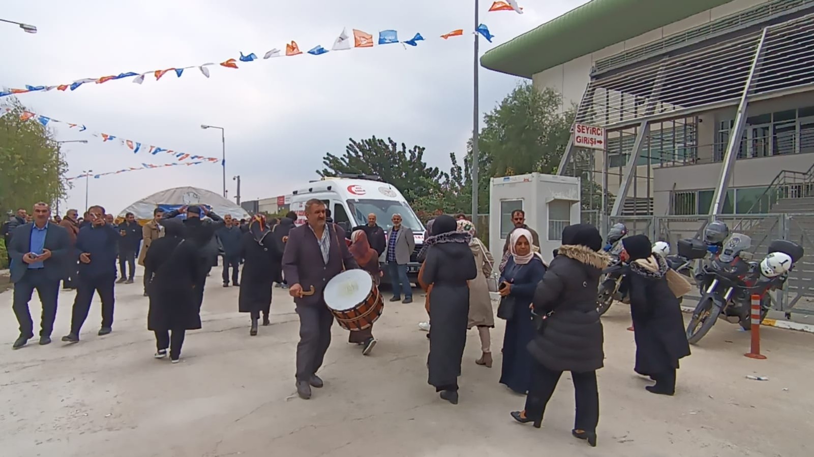 Şanlıurfa AK Parti temayülünde davulcular bahşiş topladı;