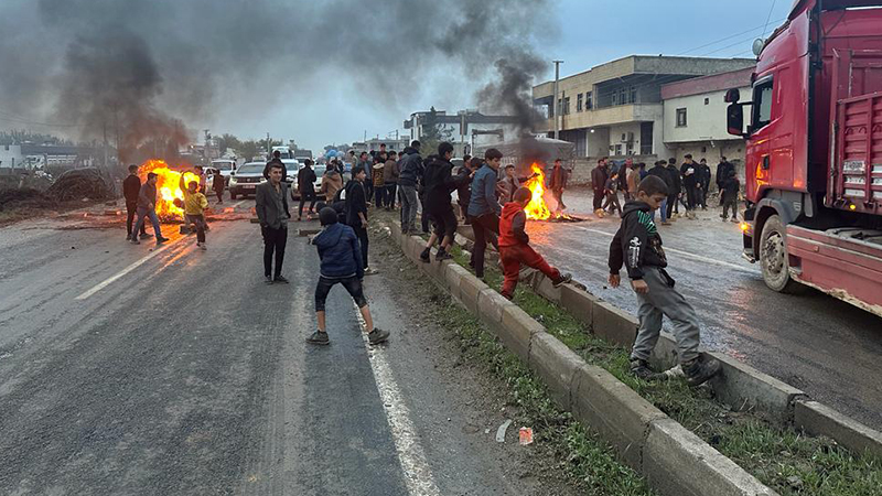 Şanlıurfa'da vatandaşlar çamurlu yollar için eylem yaptı;