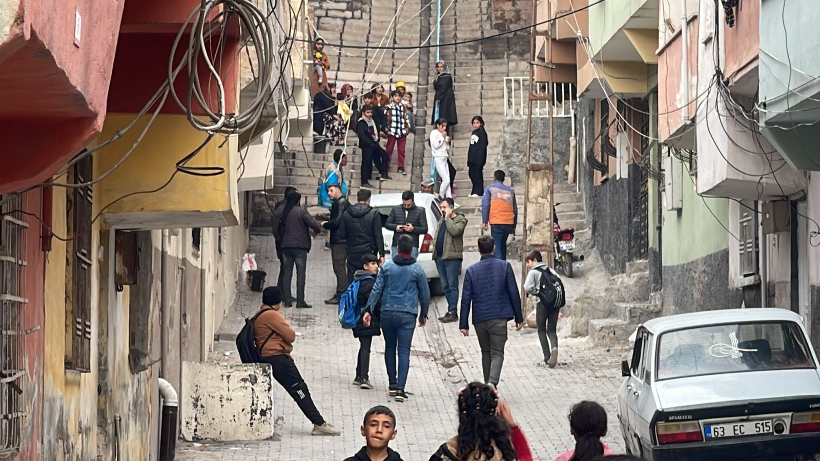 Şanlıurfa’da araması olan şüpheli, araç gasp edip polise ateş açtı;