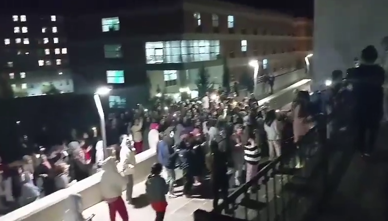 Urfa'da öğrencilerden gece yarısı asansör protestosu;