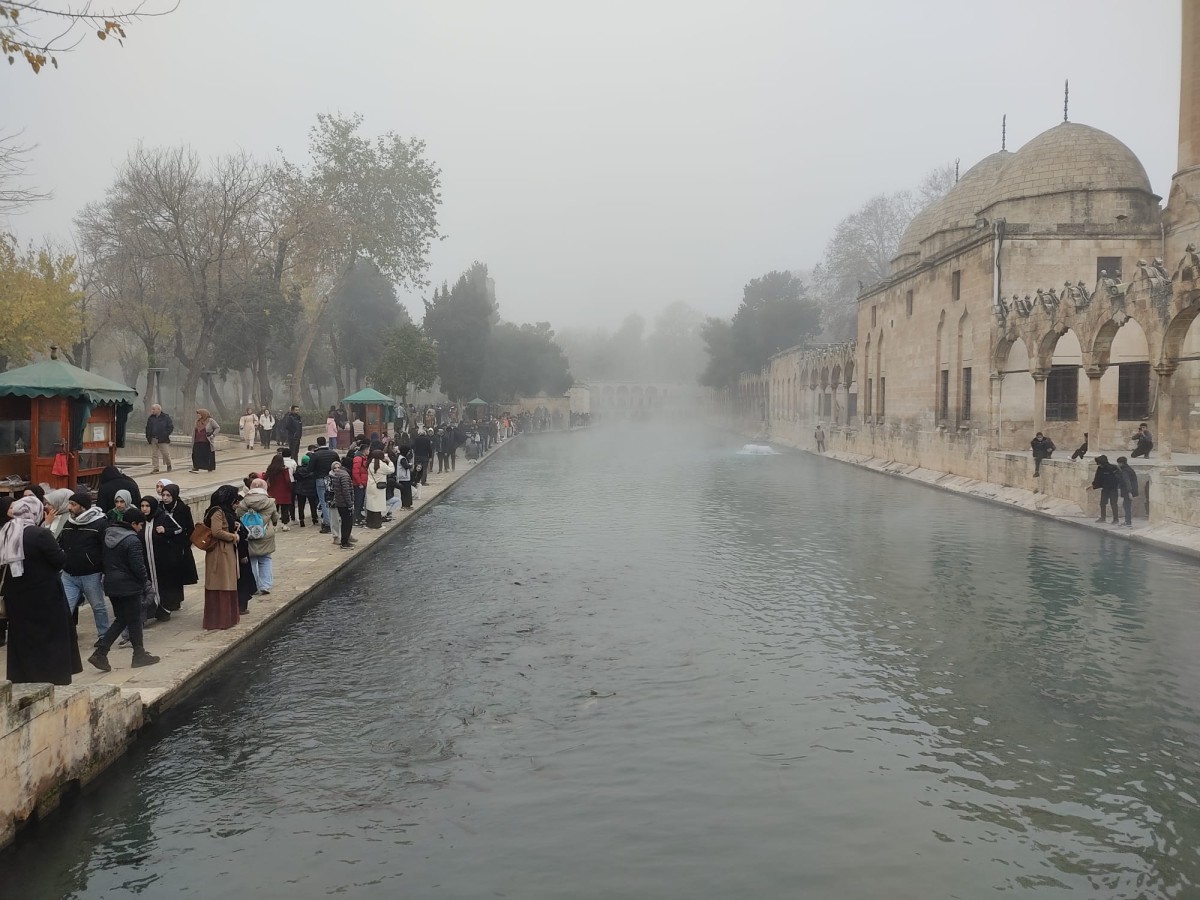 Şanlıurfa'da sisli havaya rağmen balıklıgöl ziyaretçi akını;