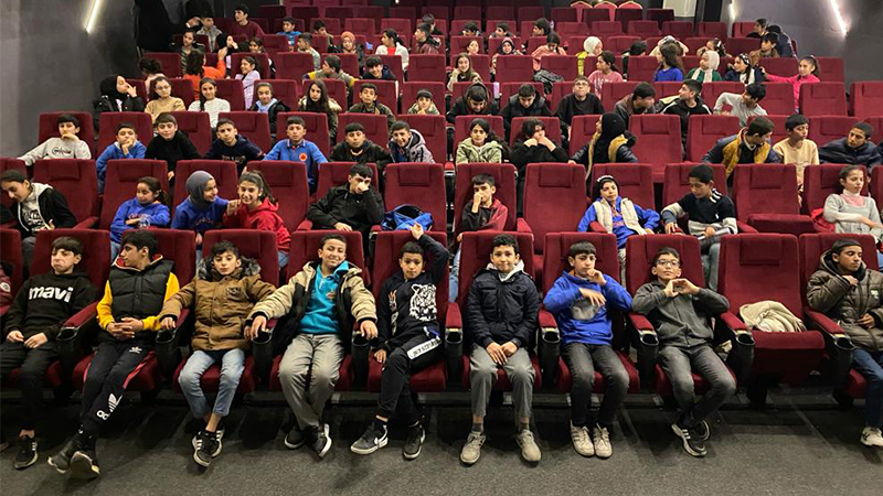 Şanlıurfalı öğrenciler Şair Nabi Dijital Sinema Salonu'nda film izledi;