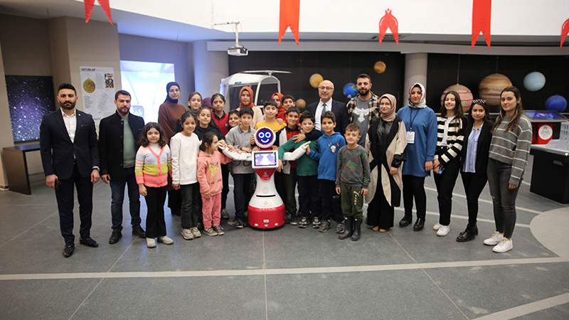 Karaköprü Belediyesi çocuklara robotik kodlama eğitimi veriyor;