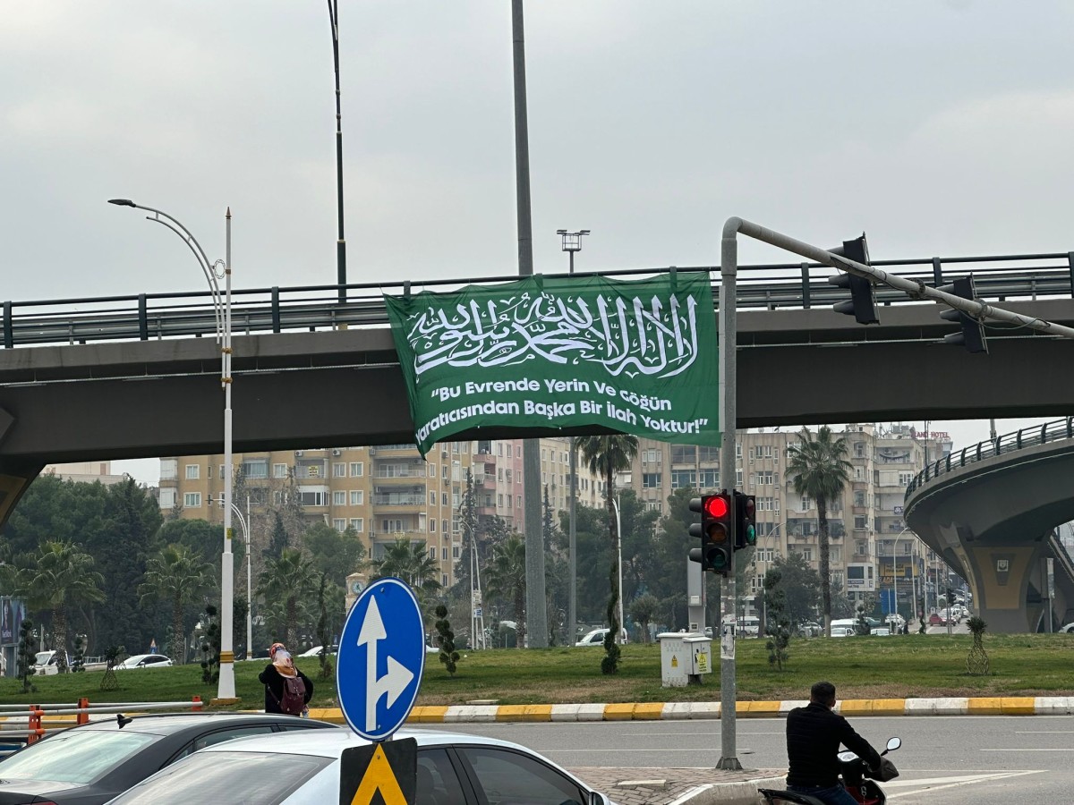 Şanlıurfa'da köprülü kavşağa tevhid bayrağı asıldı;