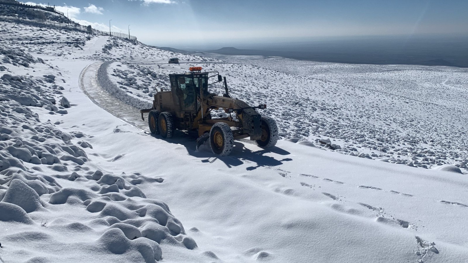 Karacadağ’da etkili olan kar yağışı nedeniyle yollar kapandı;